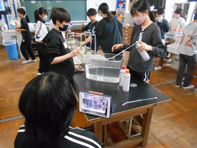 集気びんに気体を集めます。