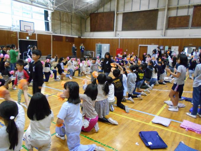 花のアーチで1年生が入場します。