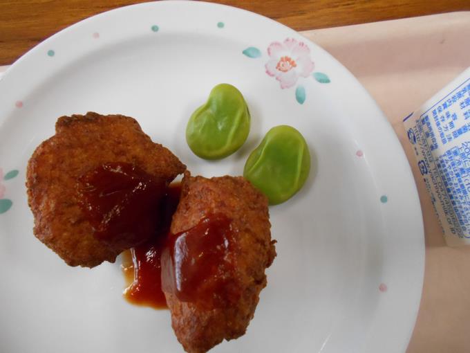 1年生とみどり学級がむいたそら豆