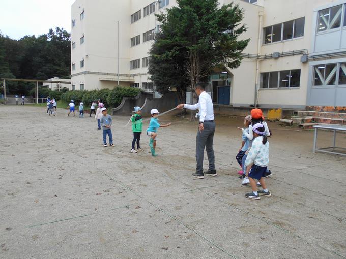 2年生は教頭先生と長縄跳び