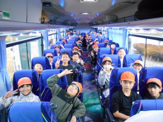 バスに乗って出発です。