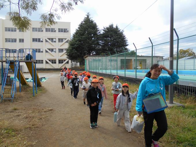 プール側の門から出発です。