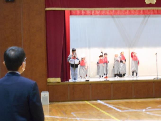 小室小学校の校長先生も見守っています