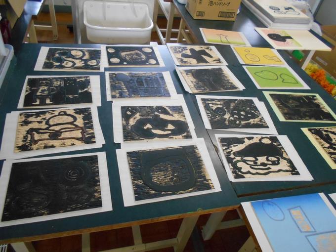 彫刻刀で彫りました。