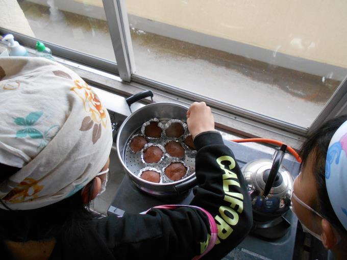 竹串で確かめます。