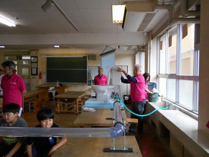 トイレの水が流れる様子を見ました