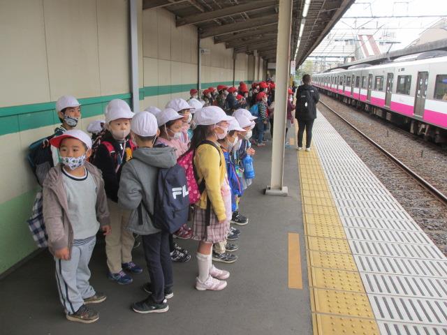 きれいに並んで電車を待ちます