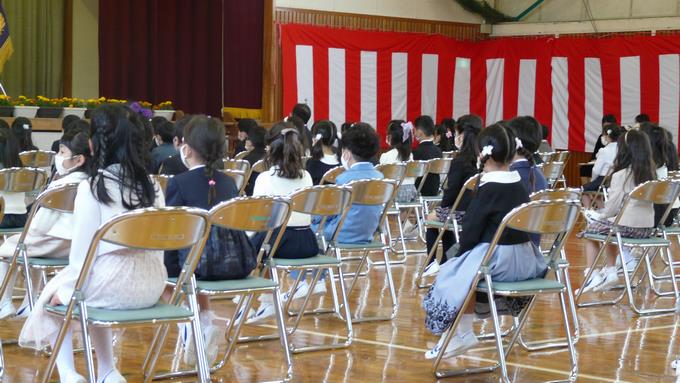 とてもいい姿勢の新入生