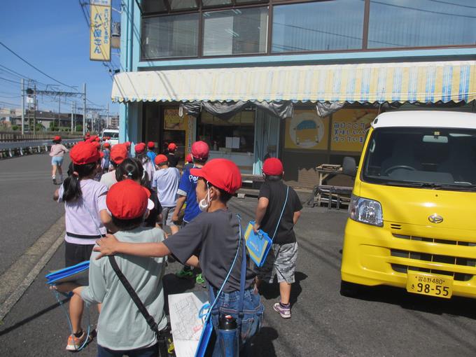 黄色い車のパン屋さんだ！