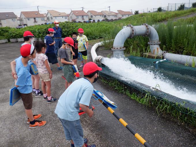 学校のプールの水を、たった10分で空にするポンプの威力に驚きました。
