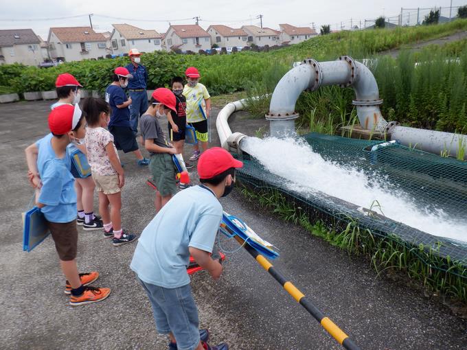 学校のプールの水を、たった１０分で空にするポンプの威力に驚きました。