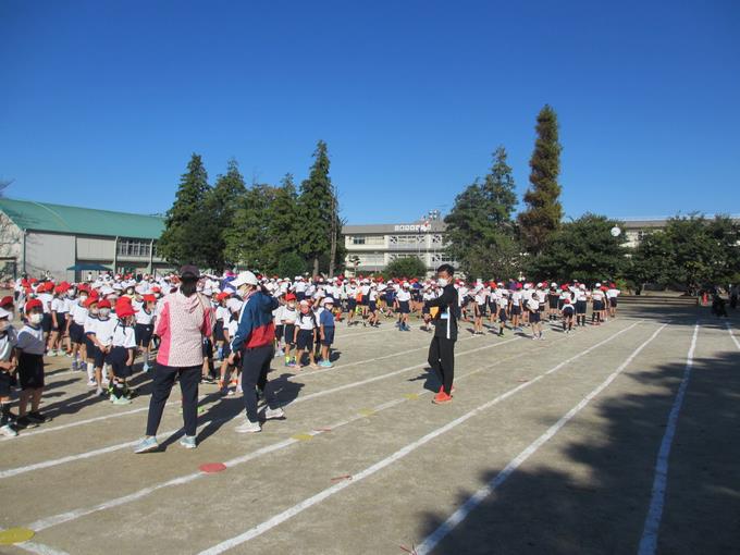 開会式に整列 抜けるような青空