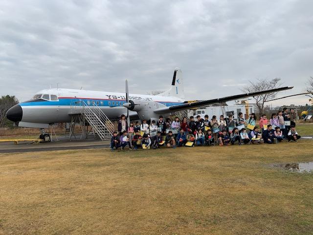 本物の航空機の前で