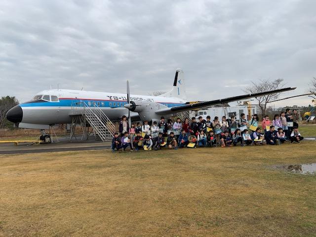 本物の航空機の前で