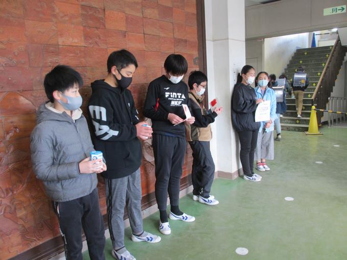赤い羽根募金です