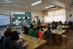 協力して物語を考えて発表しました