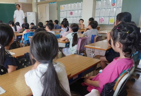 1年生は少しドキドキです・・・ 歯医者さんのお話を静かに聞いています。