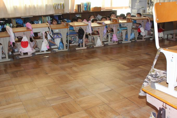子供たちは、机を使って隠れます
