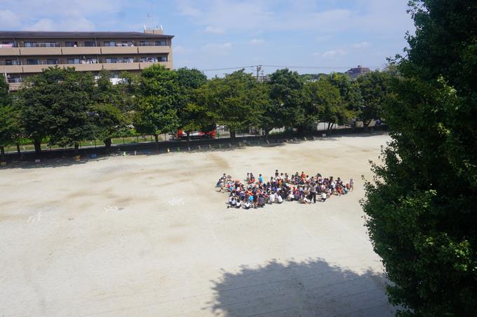校庭にて