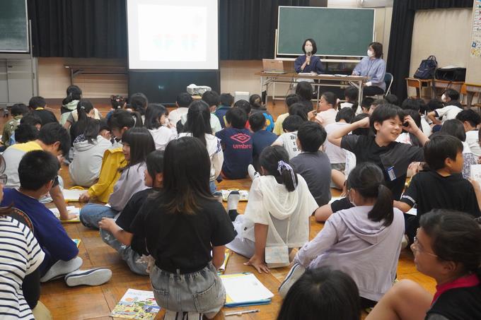 講師の方のお話を静かに聞きます。