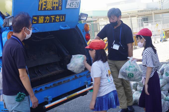 収集車へのごみ捨て体験