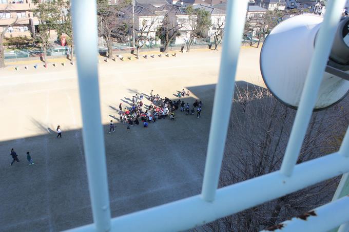 校庭で遊んでいた子供たちも中央に集まり、安全を確保できました。