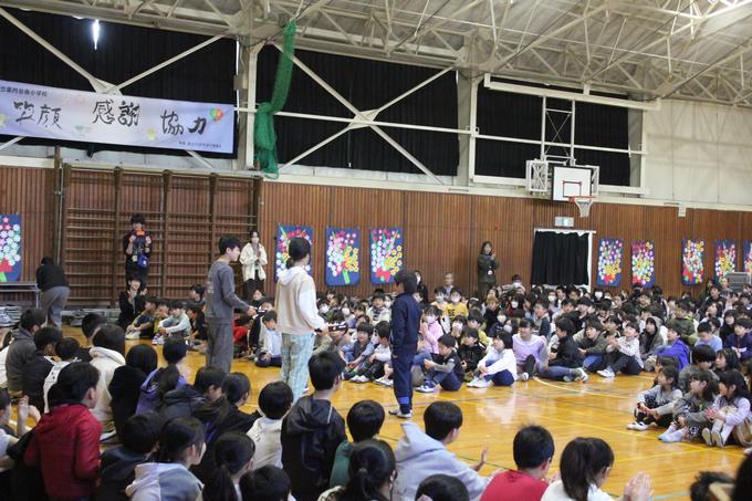 １年生から胸花のプレゼントです