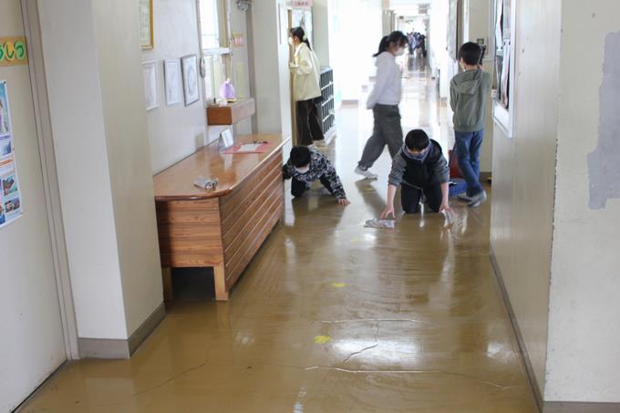 校舎内の廊下も磨きます