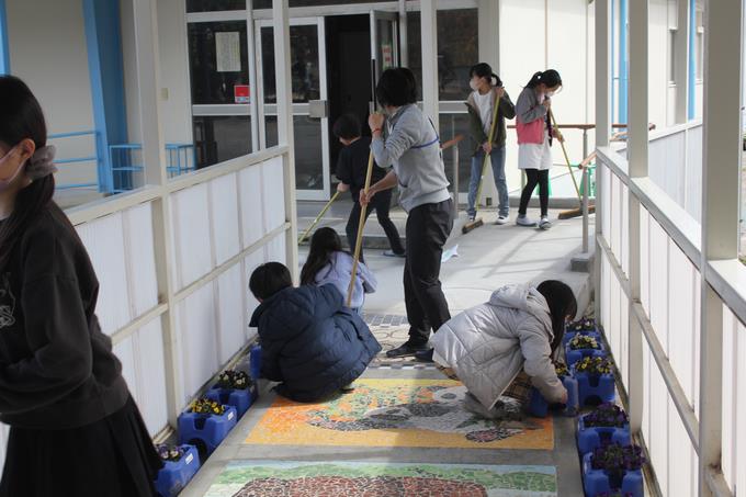 体育館入場口の掃除も忘れません