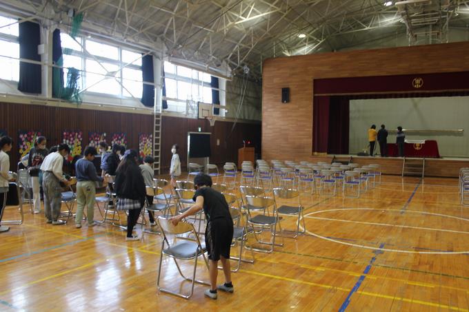 式場内の椅子もまっすぐ並べます