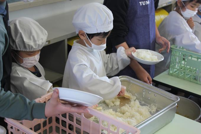 上手にご飯をよそっています