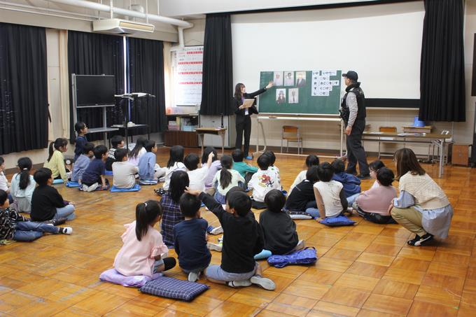 みんな静かに聞いています