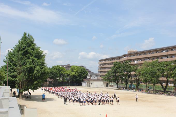 さぁ、全校児童が集まりました。