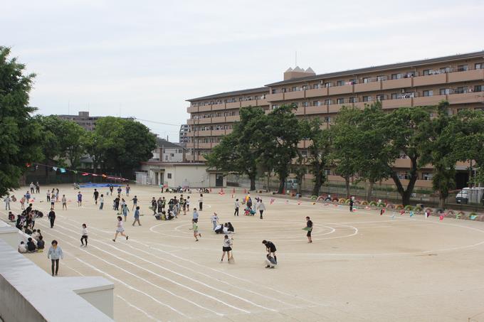 係児童が準備をしています