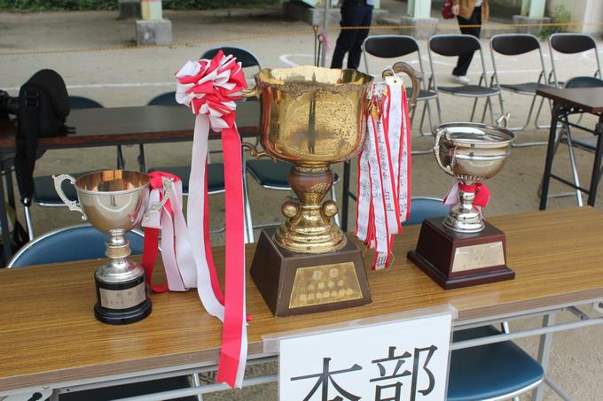 優勝カップを手にしたのは・・・