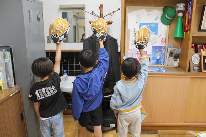 校長室にて 大谷選手のグローブ!
