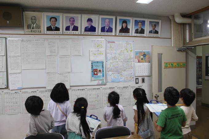 歴代の校長先生方を見つめて・・・