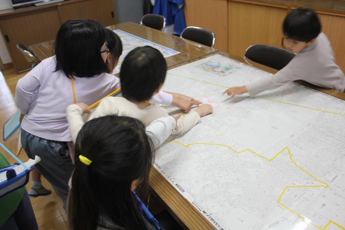 学区地図を見て、知っている場所を探していました