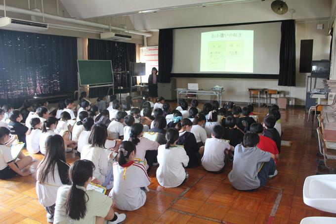 自分のお小遣いの収入をもとにして「税」を考えます。みんな真剣です…。