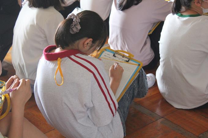 学んだことをすぐに、ワークシートにまとめています。素晴らしい!!