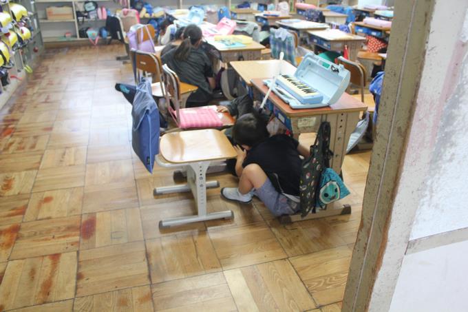 机の中に頭を隠します