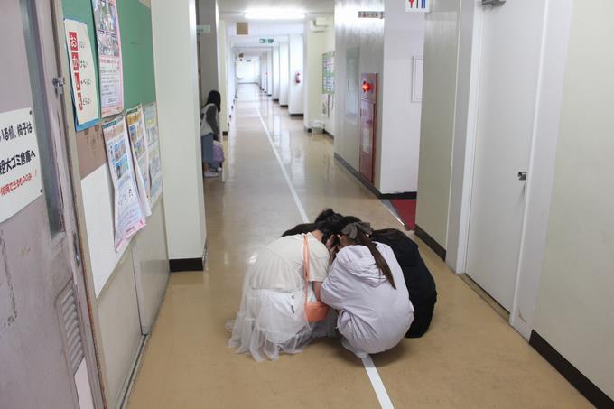 廊下にいたら、その場で避難行動をします