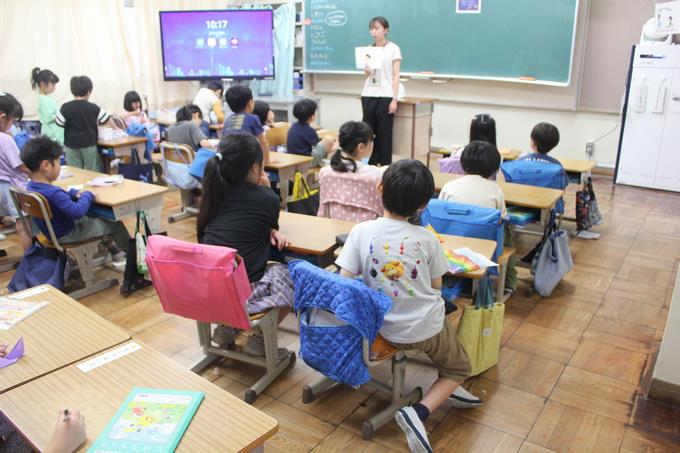 実施後、静かに先生の話を聞いています