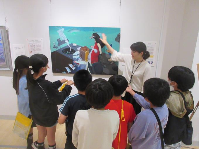 所員の方に絵の説明をしていただきました