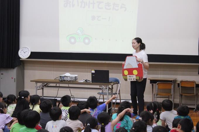 車に追いかけられたら、車とは逆方向に逃げましょう