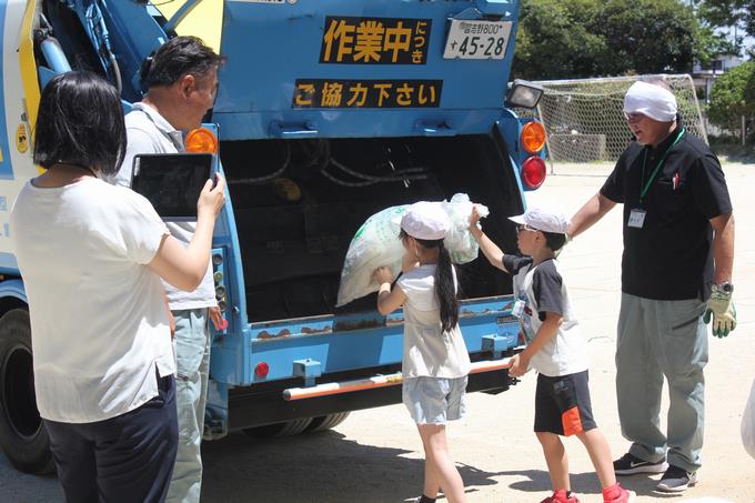 実際に、収集車に捨ててみました