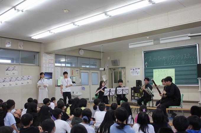 音楽の池田先生と学サポの富樫先生の美声が音楽室に響きました!