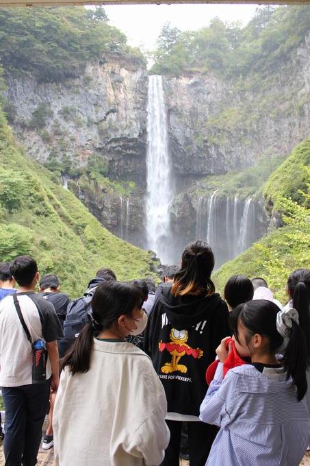 華厳の滝の迫力に、言葉を失い・・・