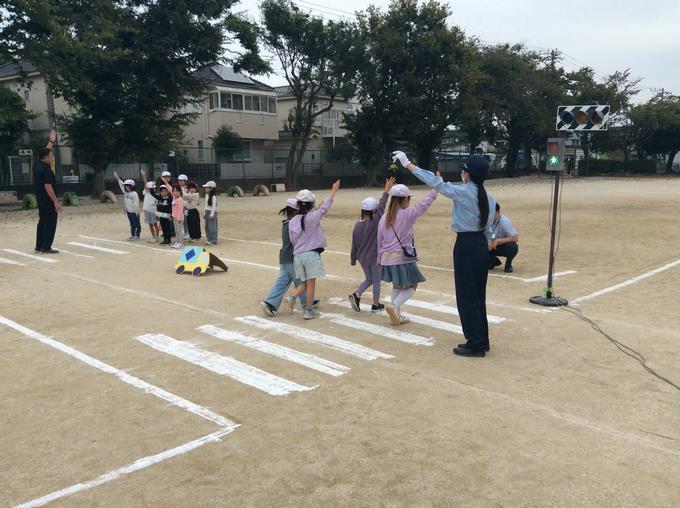 手を上げて横断歩道を歩きましょう！