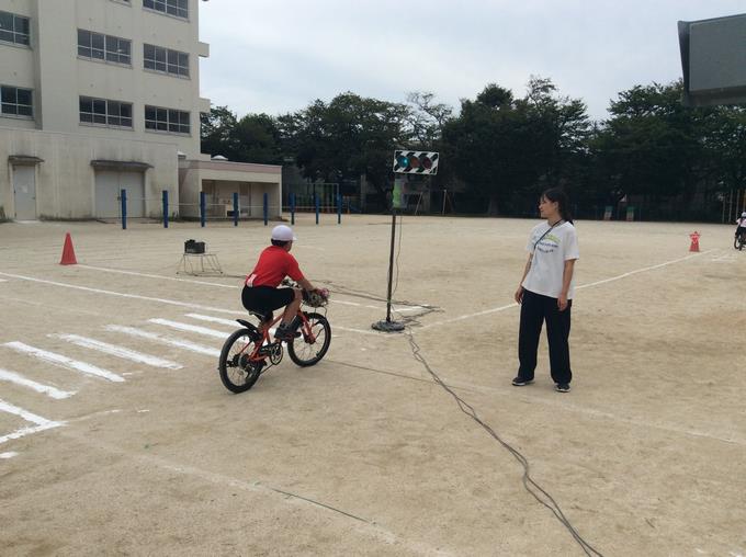 実際に自転車に乗ってみて、体験します。